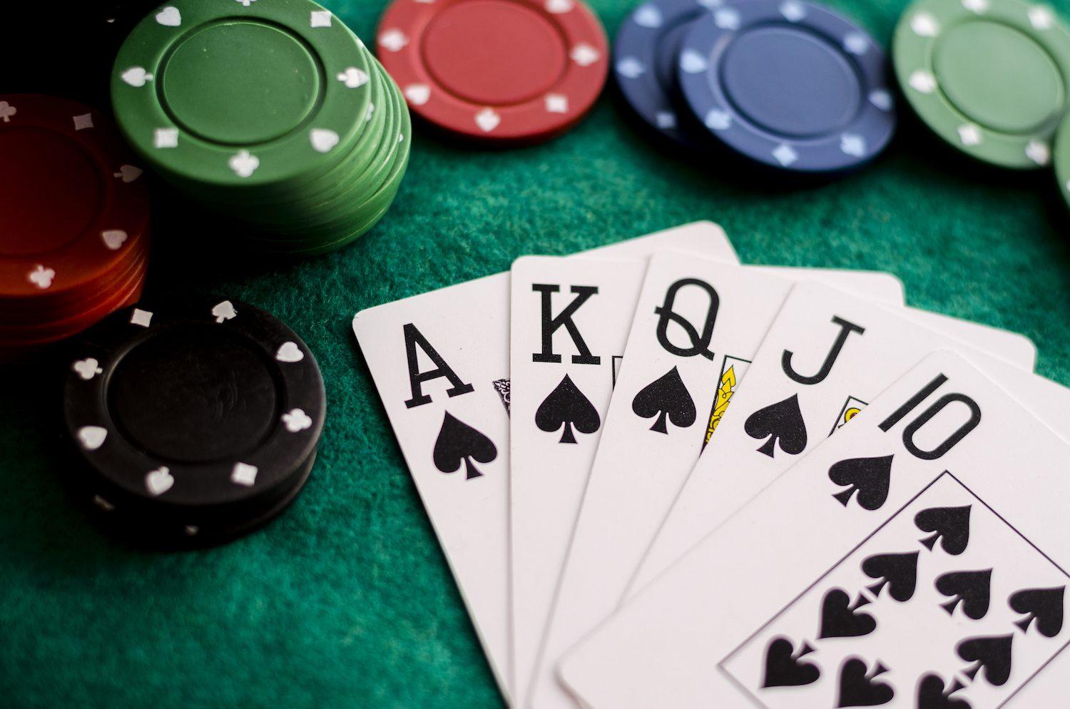 Jak zorganizować wieczór pokerowy?