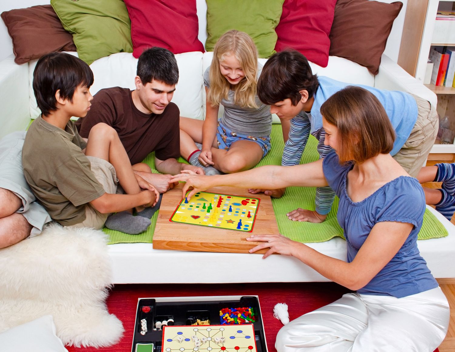 rodzina grająca grę planszową